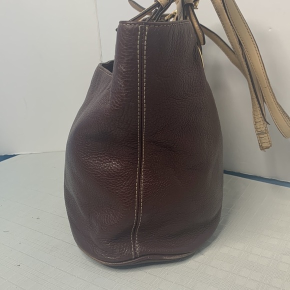 Michael Michale Kors jet set tote in Brown/buff with gold hardware. - Picture 4 of 11